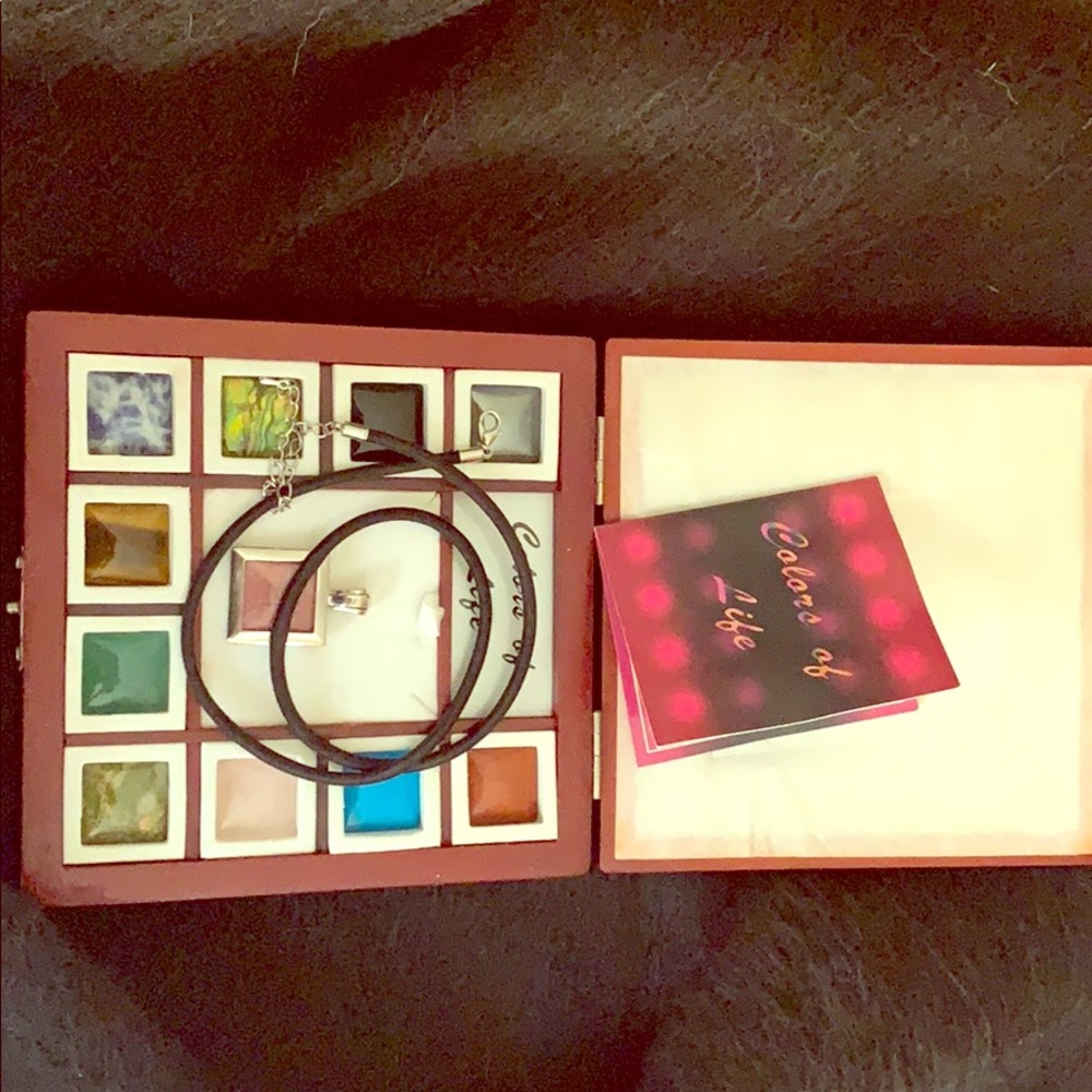 Necklace with interchangeable stone pendant